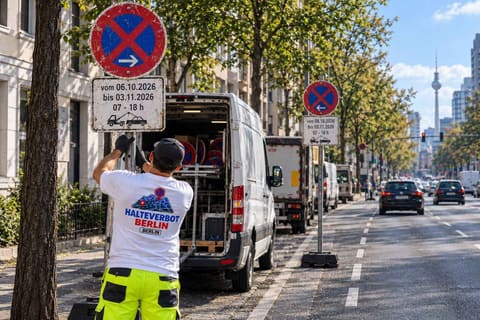 Unser Team beim Entladen der Verkehrszeichen